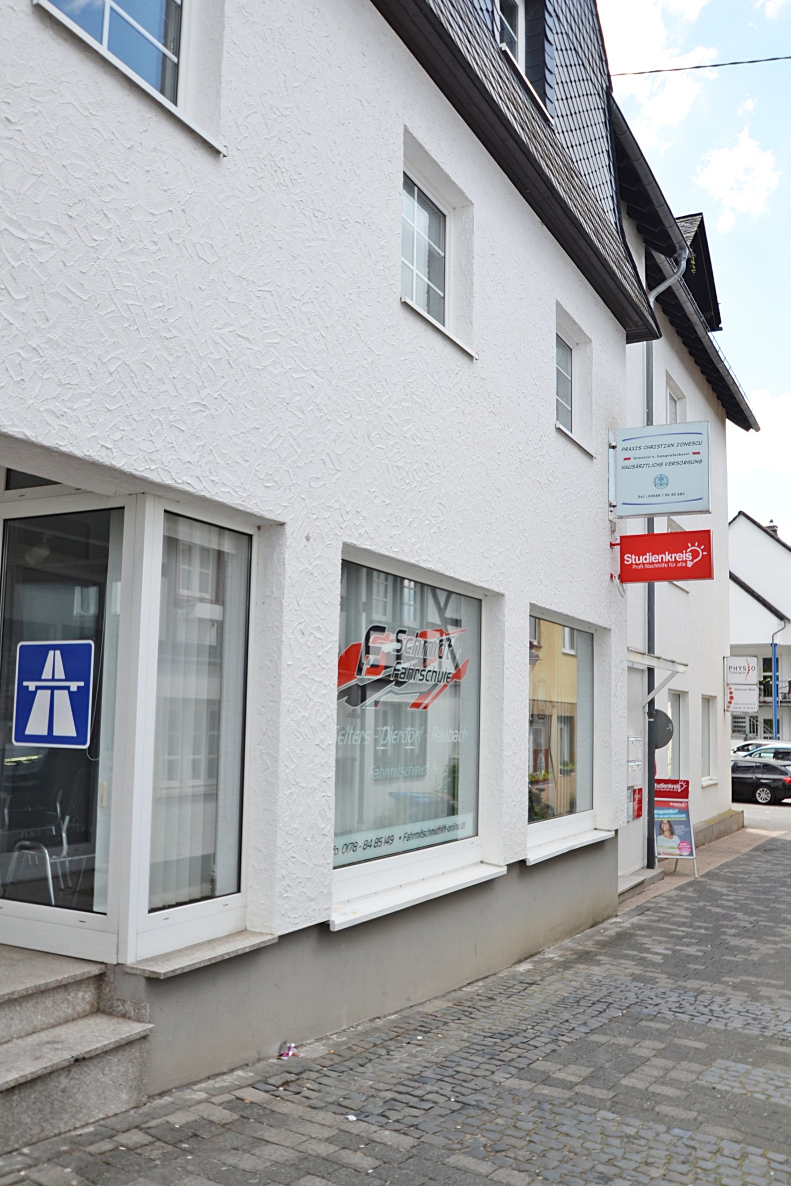 Büro - Praxis: Wohn- und Geschäftshaus im Zentrum von Dierdorf, komplett vermietet