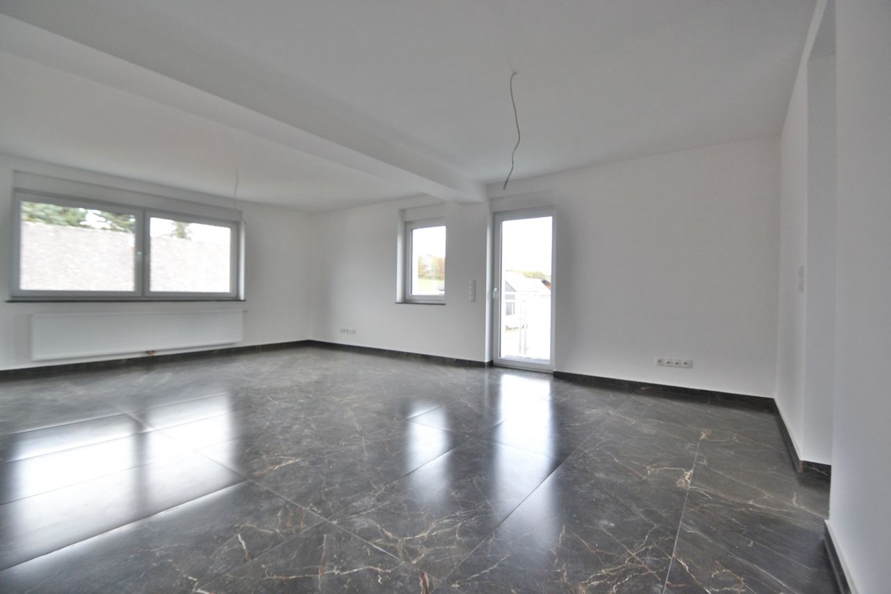 Heller Wohnbereich mit Ausgang zum Balkon