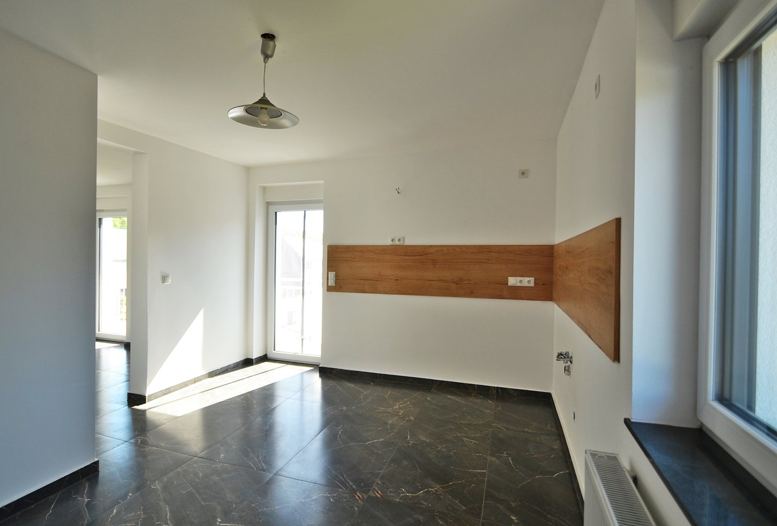 Küche mit Balkonausgang /.Durchgang Wohnzimmer
