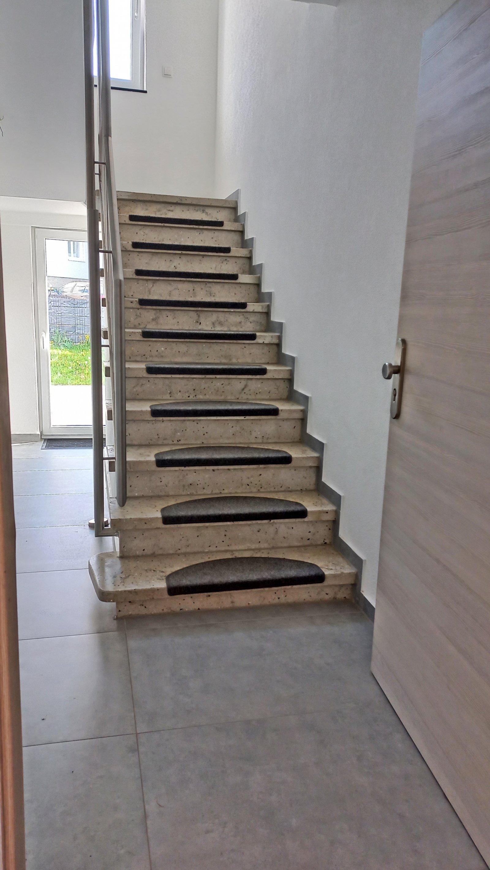 Ausgang Terrasse / Wiese, Treppe zum OG