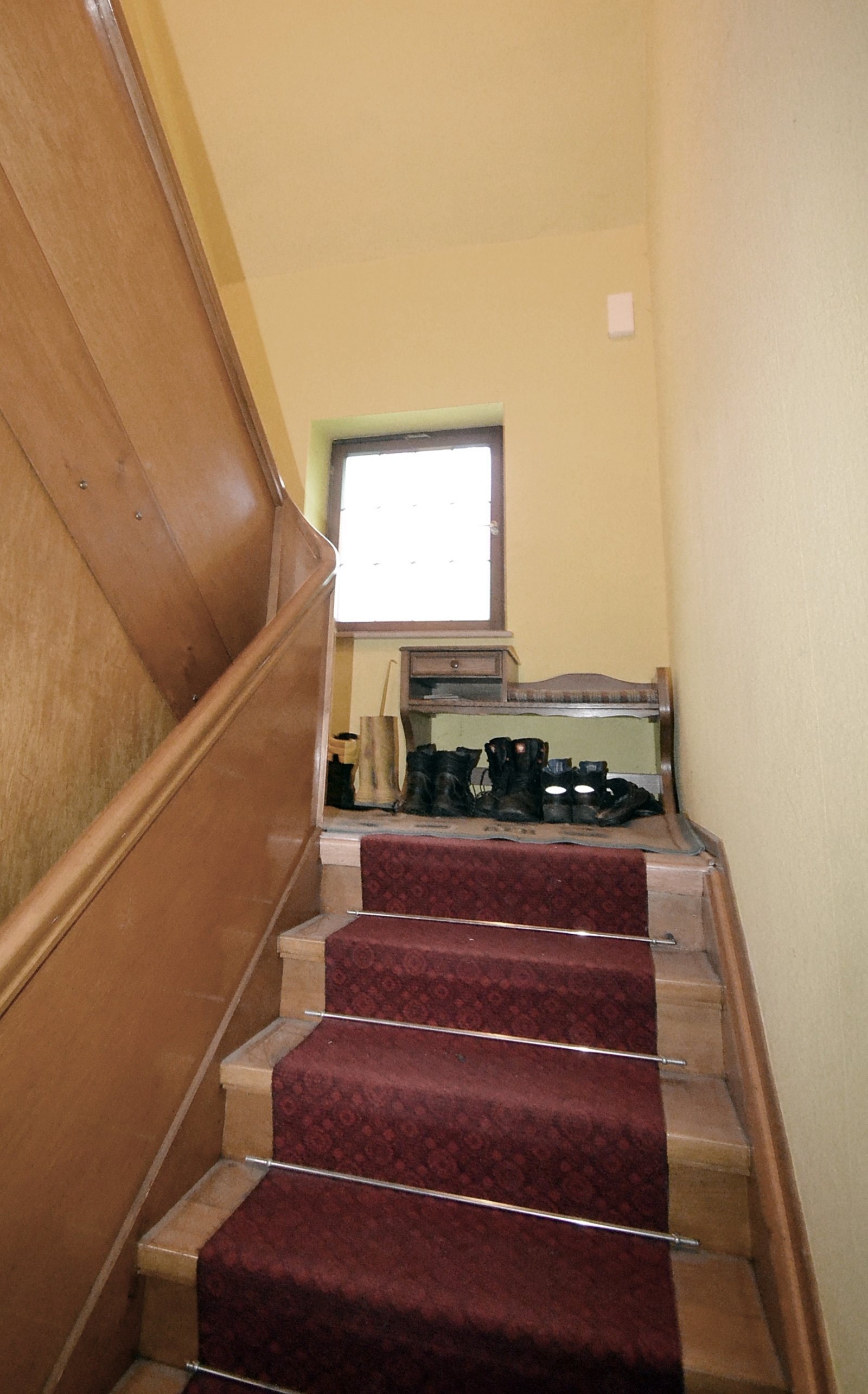Treppenaufgang zur oberen Wohnung