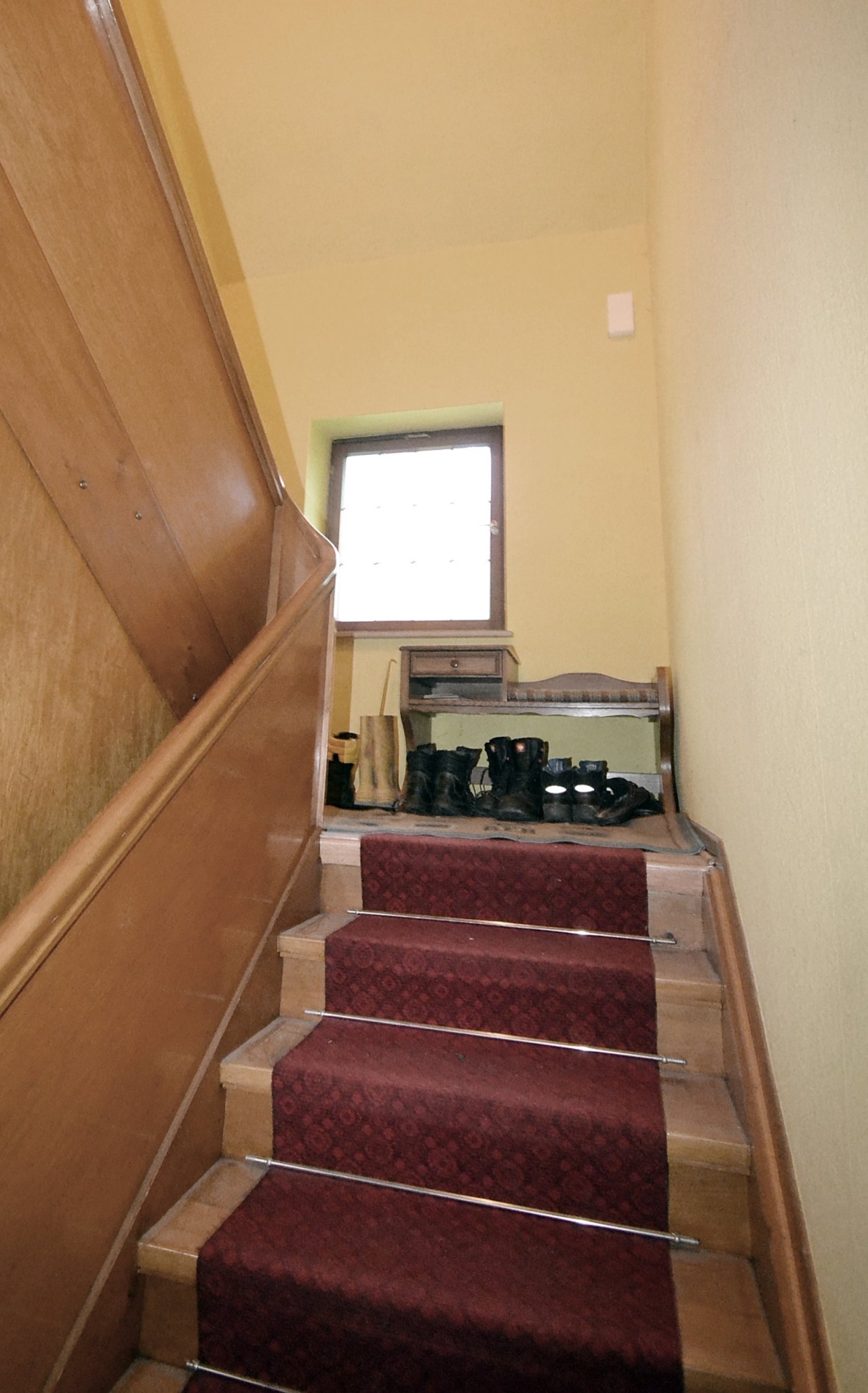 Treppenaufgang zur oberen Wohnung Treppenaufgang zur oberen Wohnung