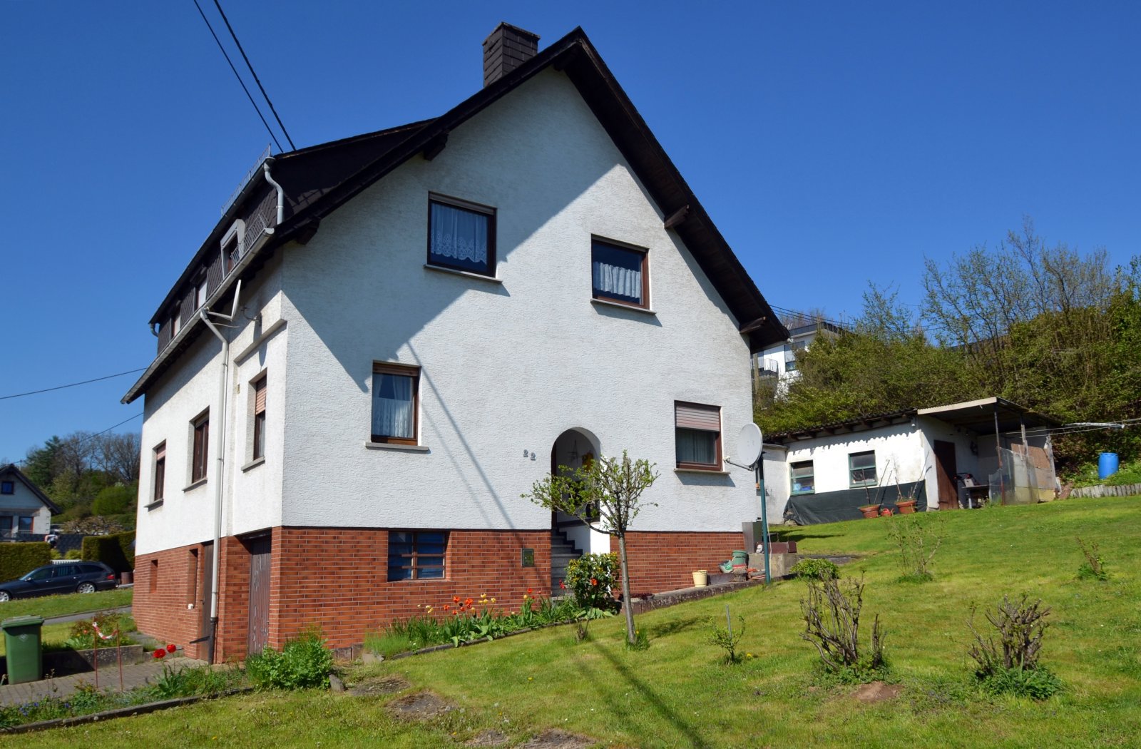 Zweifamilienhaus, Grundstücksansicht Ostseite