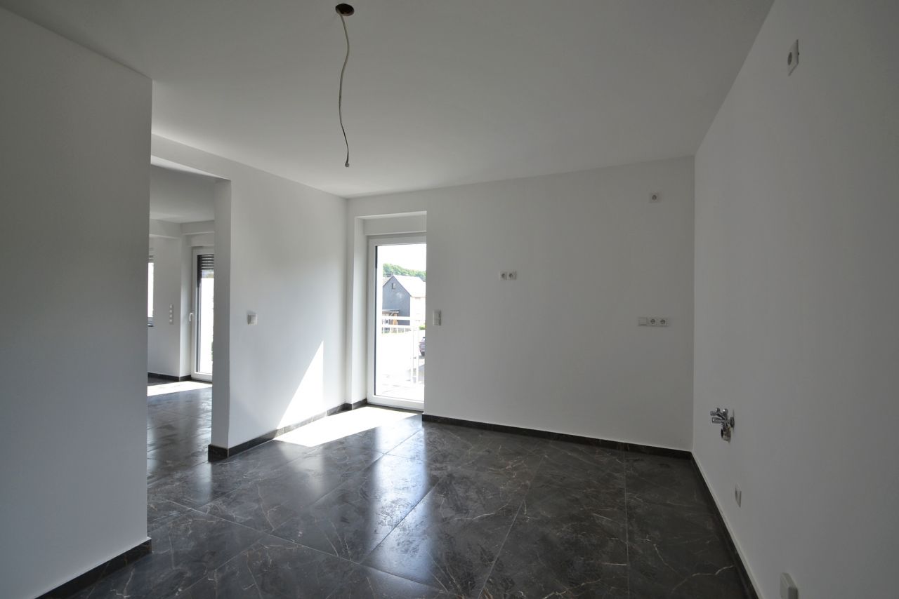 Küche/Essen mit Ausgang Balkon (W2)