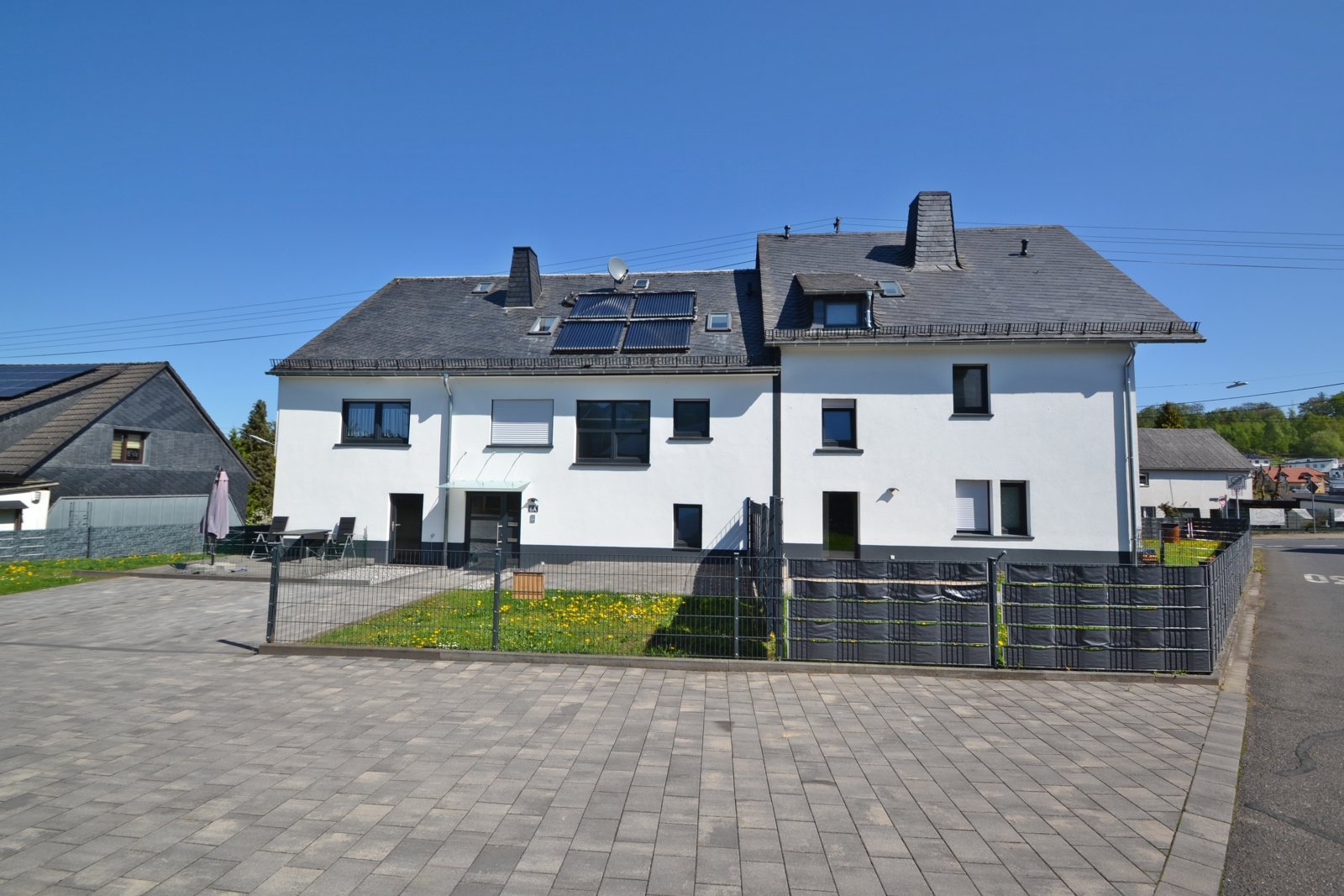 Gesamtansicht grundstücksseitig