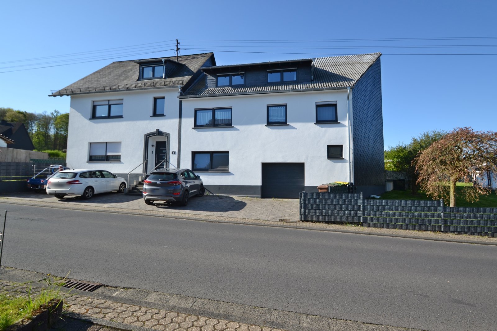 Gesamtansicht straßenseitig