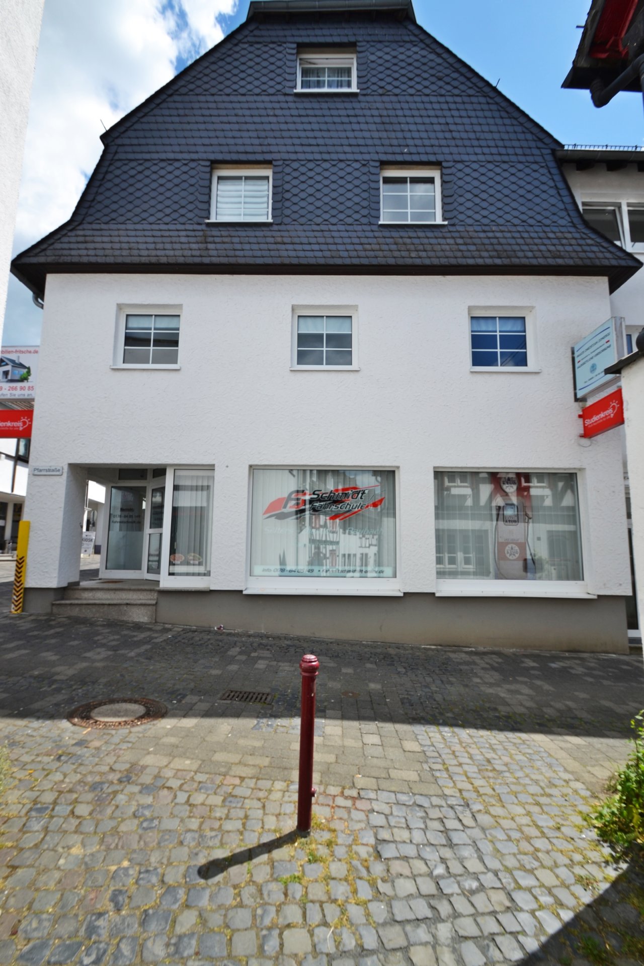 EG links: Fahrschule mit separatem Eingang