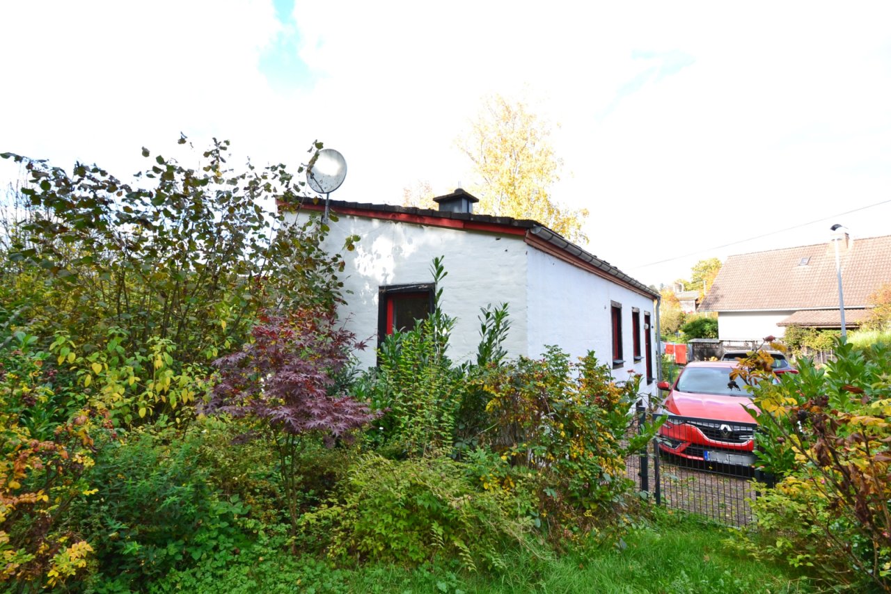 2 Pkw-Stellplätze neben dem Haus 2 Pkw-Stellplätze neben dem Haus
