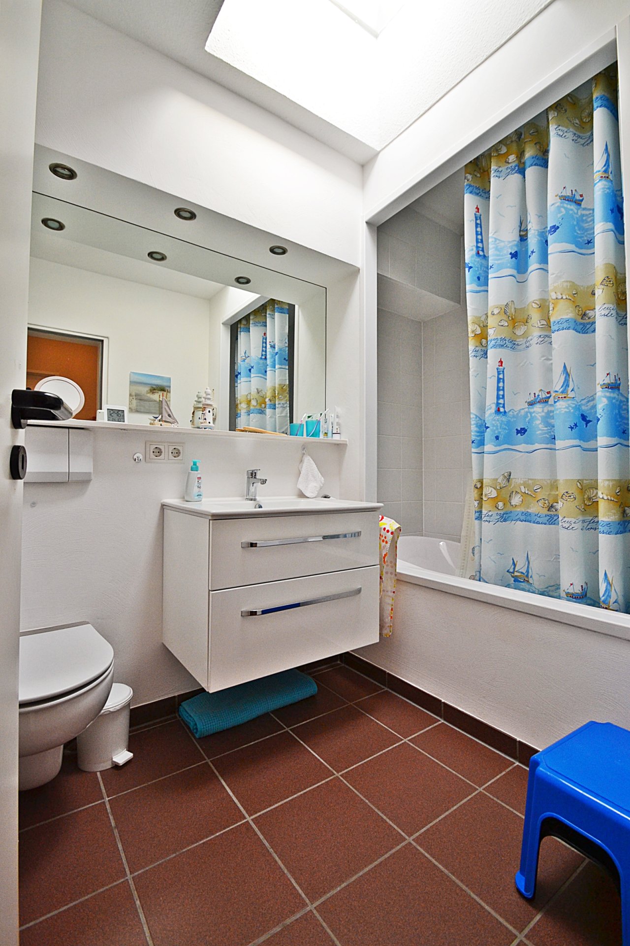 Bad mit Wanne und Oberlichtfenster Bad mit Wanne und Oberlichtfenster