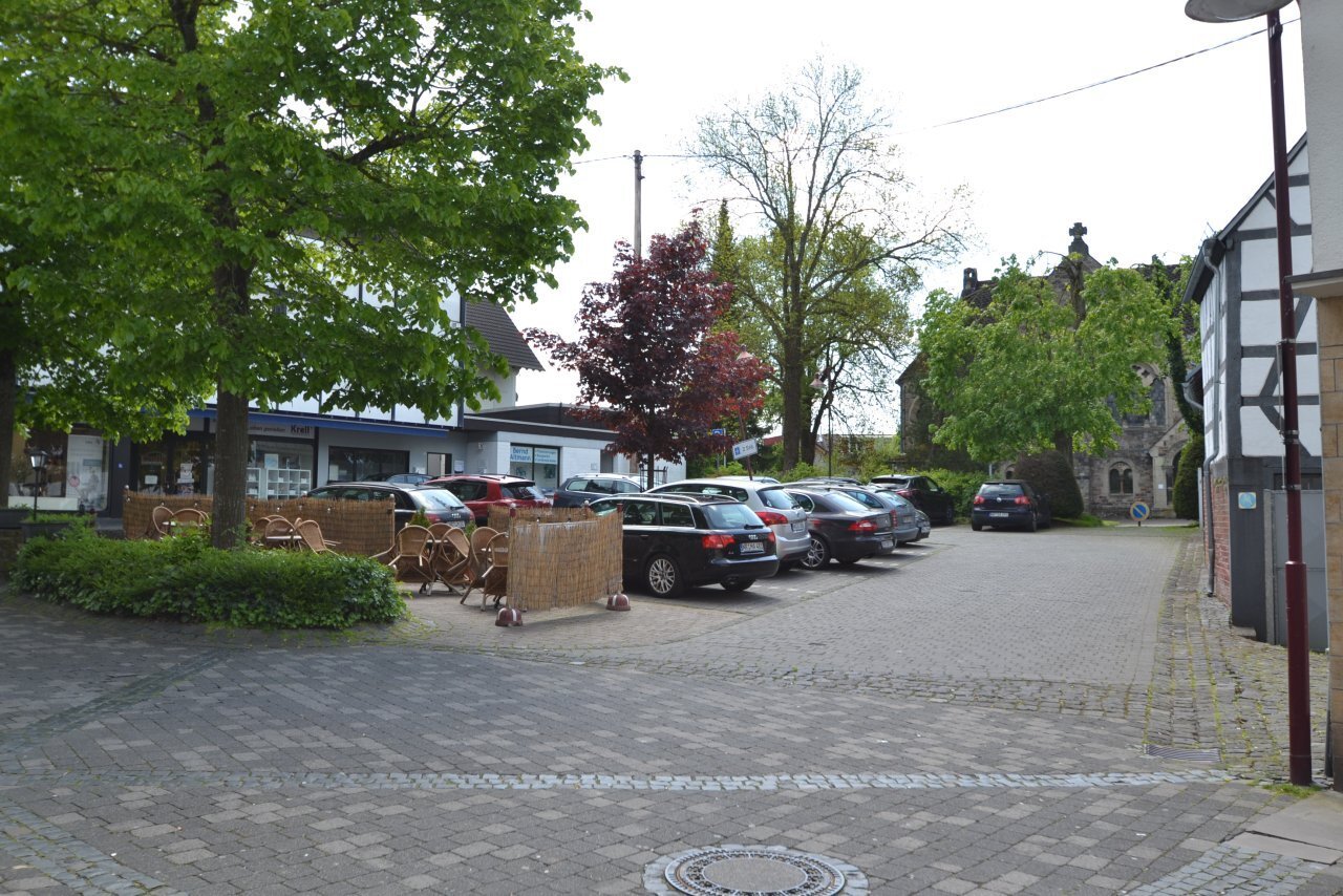 Kostenlose Parkplätze (2 Std.) Kostenlose Parkplätze (2 Std.)