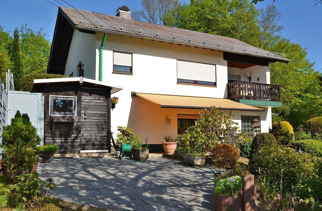 Dierdorf VG: Ein- bis Zweifamilienhaus in schöner Parkanlage, Wohnfläche: 160 m²  Dierdorf VG: Ein- bis Zweifamilienhaus in schöner Parkanlage, Wohnfläche: 160 m²